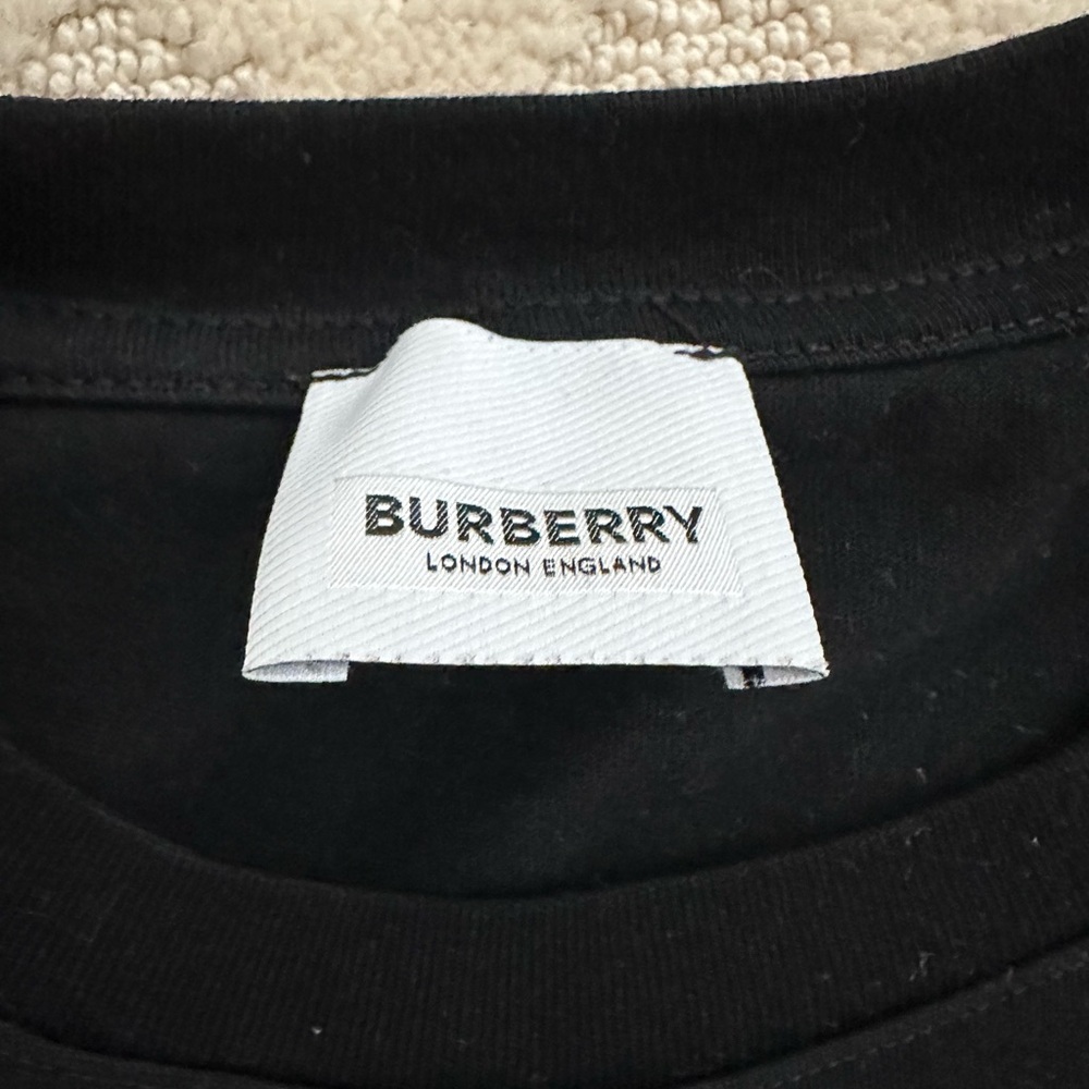 AUTHENTIC burberry tee, size M, fits well